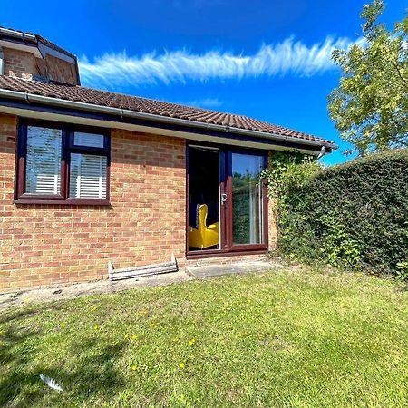 Villa Escape To Tranquil 1 Bed, Poole Canford Magna Exterior foto