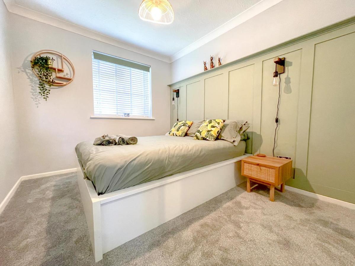 Villa Escape To Tranquil 1 Bed, Poole Canford Magna Exterior foto
